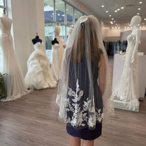 Floral Lace Fingertip Veil - Picture 1 of 6